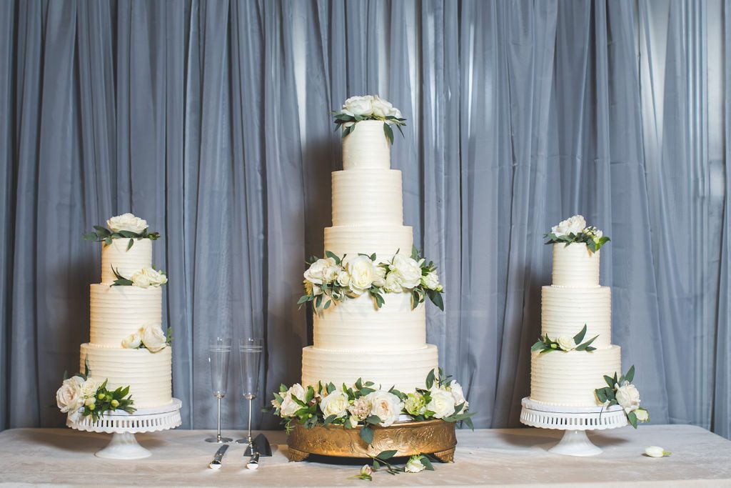 Cake by McLain's Bakery in Kansas City | Floral by Blue Bouquet at The Grand Hall at Power & Light