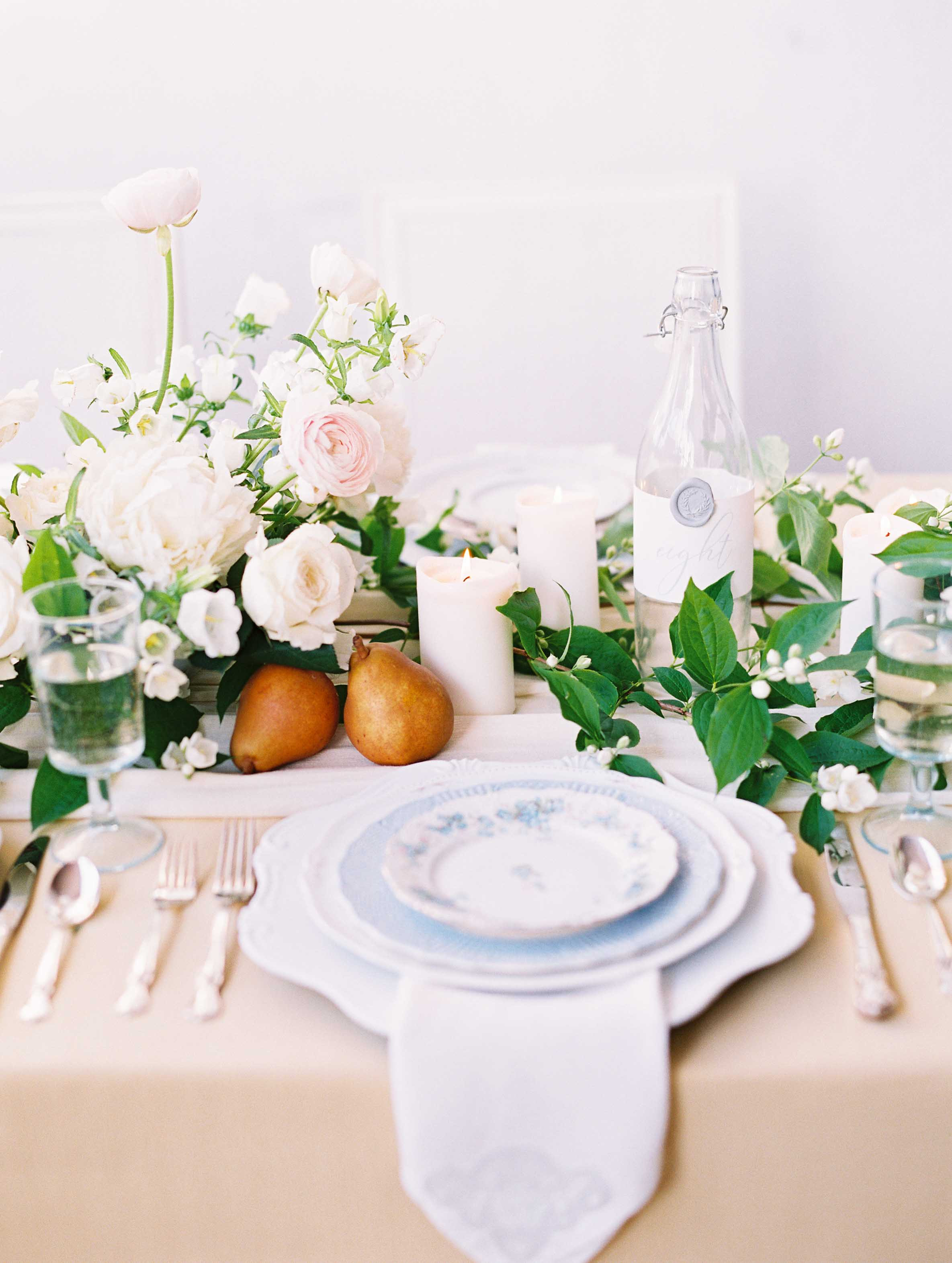 Pink-Tablescape-Photo-by-Lininger-Rood-Photography,-China-by-Good-Stuff-China,-Stationery-by-Nellie-Sparkman-|-Blue-Bouquet-Kansas-City-Wedding-Florist